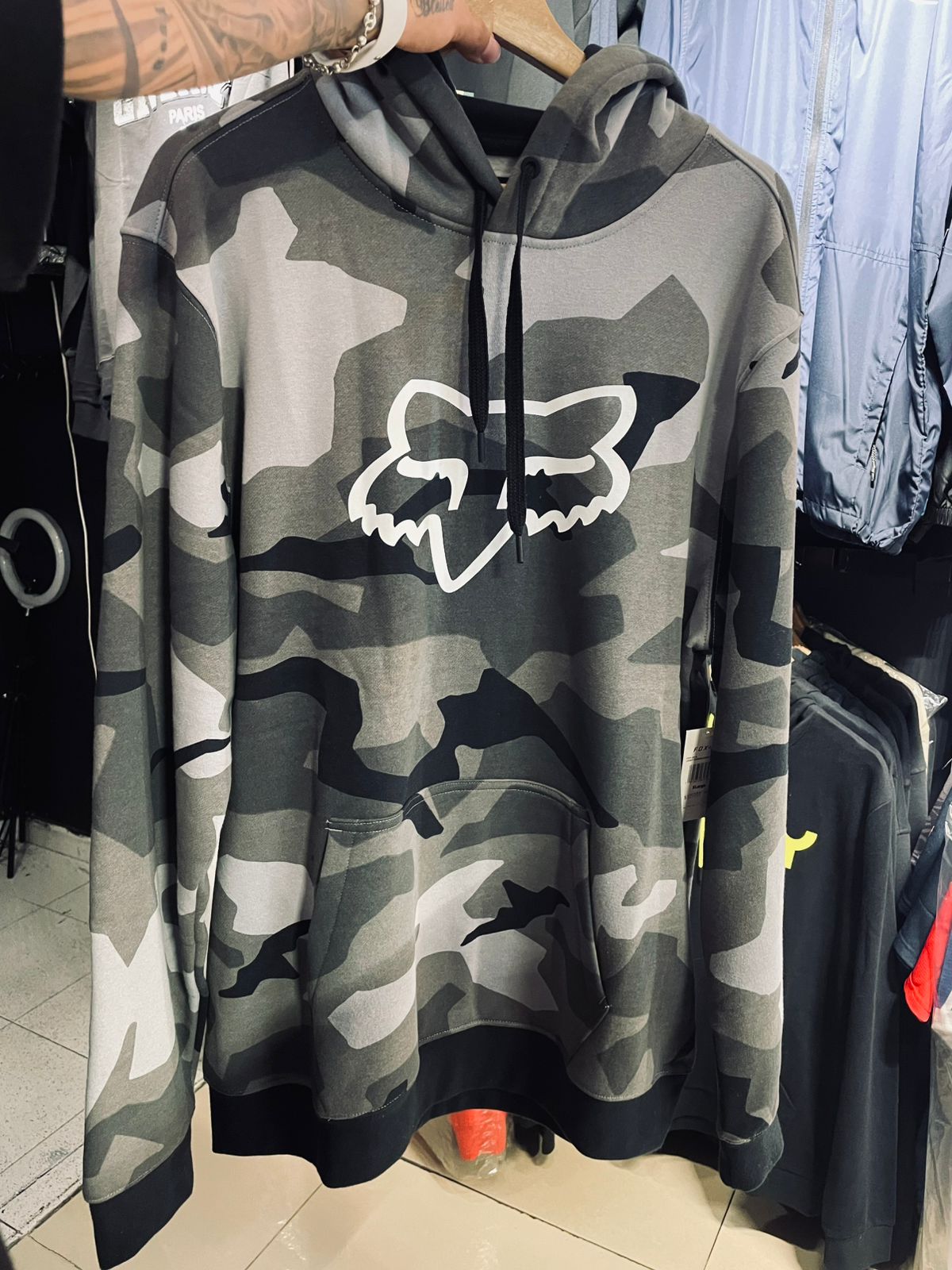 Buzo Hoodie Fox Legacy Camo – Camuflado Negro (Tipo Pullover)
