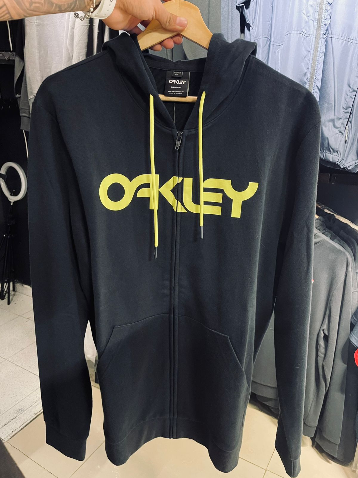 Buzo Hoodie Oakley Teddy Full Zip – Negro con logo amarillo